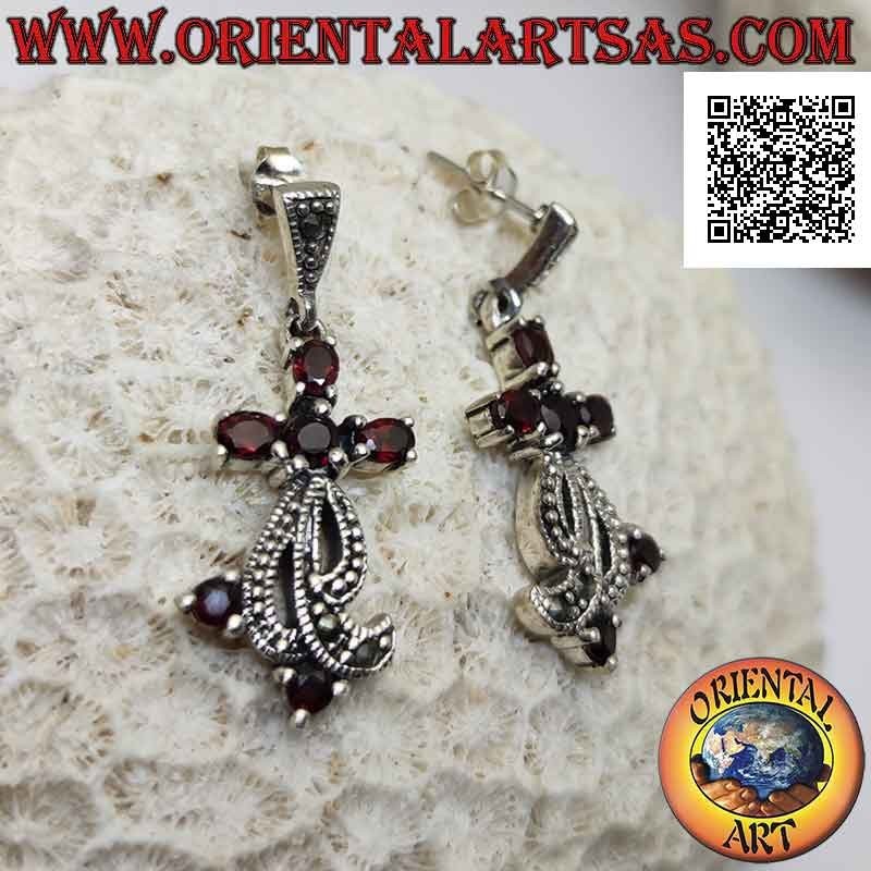 Boucles d'oreilles en argent avec grenats sertis et triple bande cloutée de marcassite