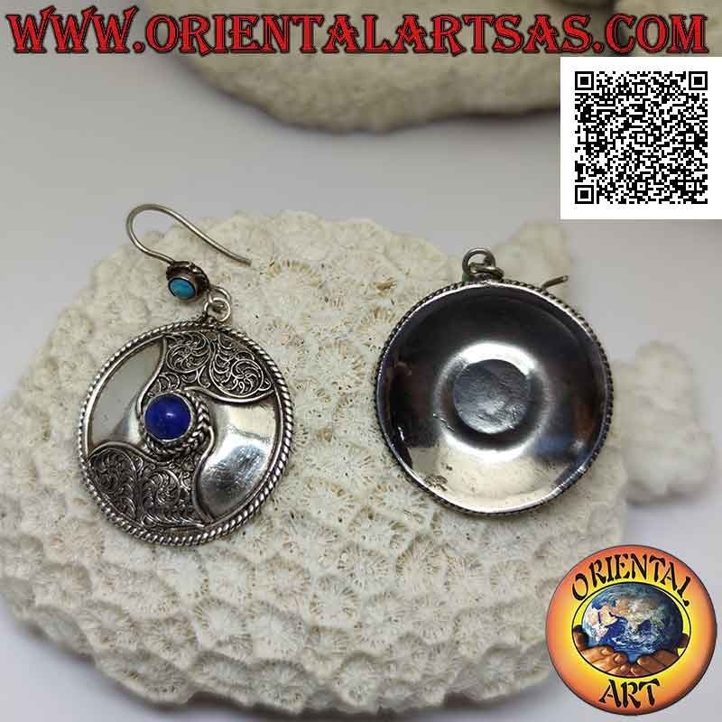 Pendientes de plata, escudo liso redondeado decorado en filigrana con lapislázuli redondo natural en el centro