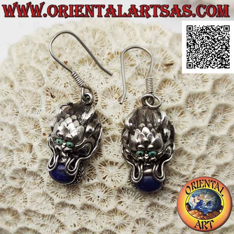 Silberne Ohrringe in Form eines nepalesischen Drachen mit ovalem Lapislazuli im Mund