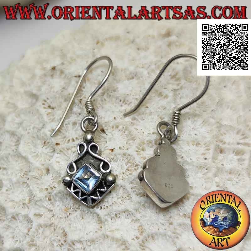 Pendientes colgantes de plata con aguamarina cuadrada romboidal entre dos infinitos y decoración en zig zag