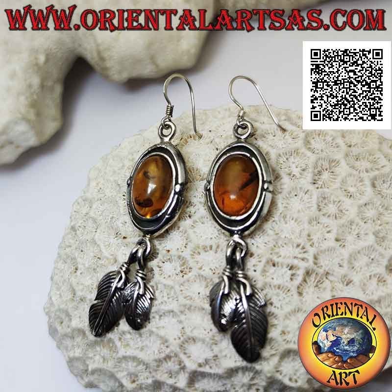 Boucles d'oreilles en argent avec cabochon ovale ambre entouré d'un double bord lisse et d'une paire de plumes pendantes