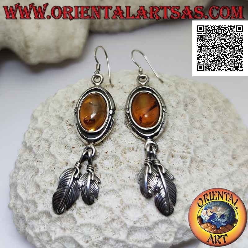 Boucles d'oreilles en argent avec cabochon ovale ambre entouré d'un double bord lisse et d'une paire de plumes pendantes