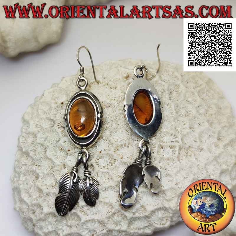 Boucles d'oreilles en argent avec cabochon ovale ambre entouré d'un double bord lisse et d'une paire de plumes pendantes