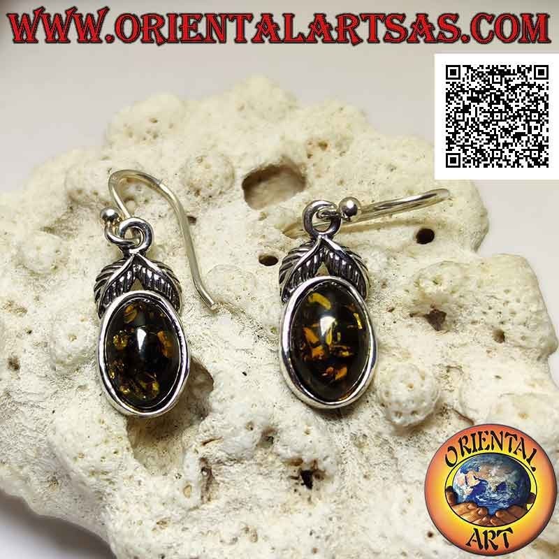 Orecchini in argento pendenti con ambra verde ovale contornata da bordo liscio e coppia di foglie sopra