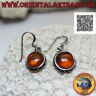 Boucles d'oreilles pendantes en argent avec ambre rond entouré d'un double bord lisse et tressé