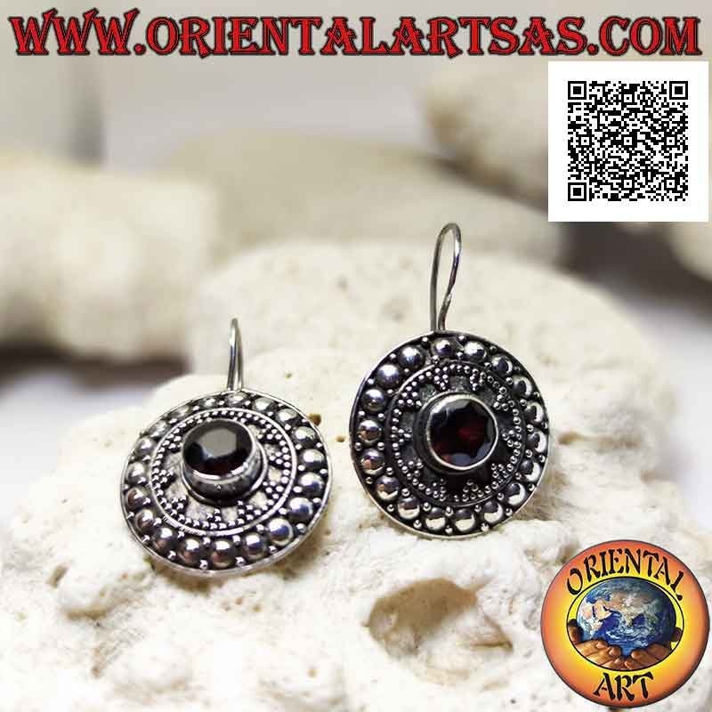 Boucles d'oreilles bouclier en argent avec grenat rond facetté et décor ethnique de boules et clous