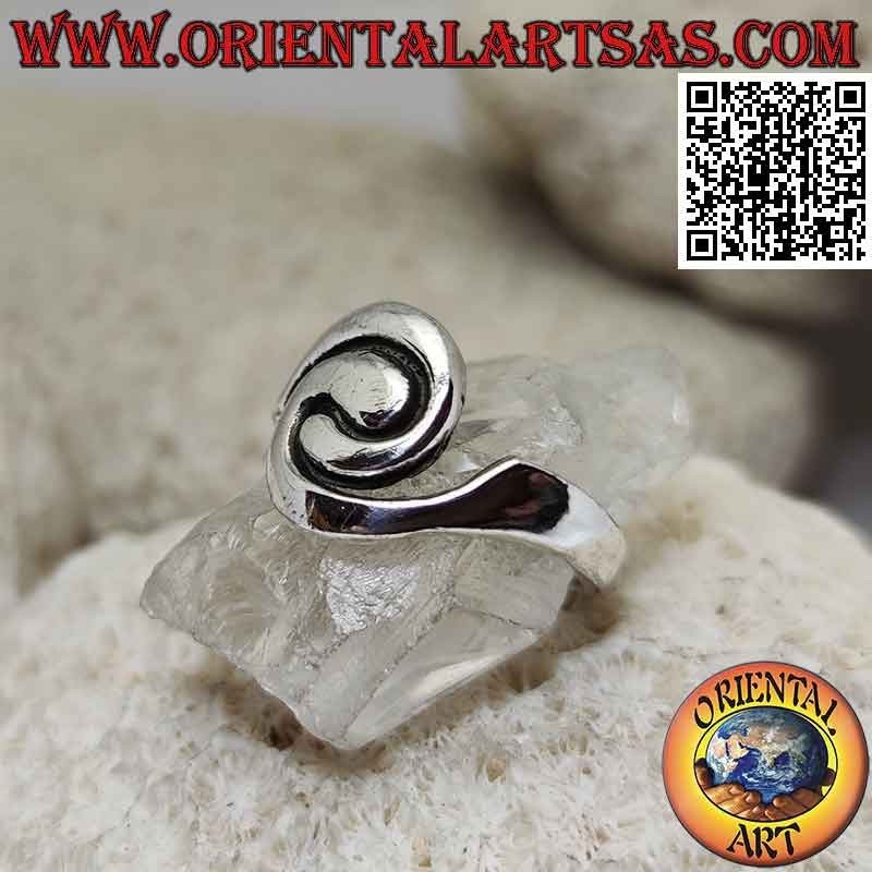 Glatter Silberring in einer Spirale aus zwei Linien (Symbol für Vereinigung und Gleichheit)