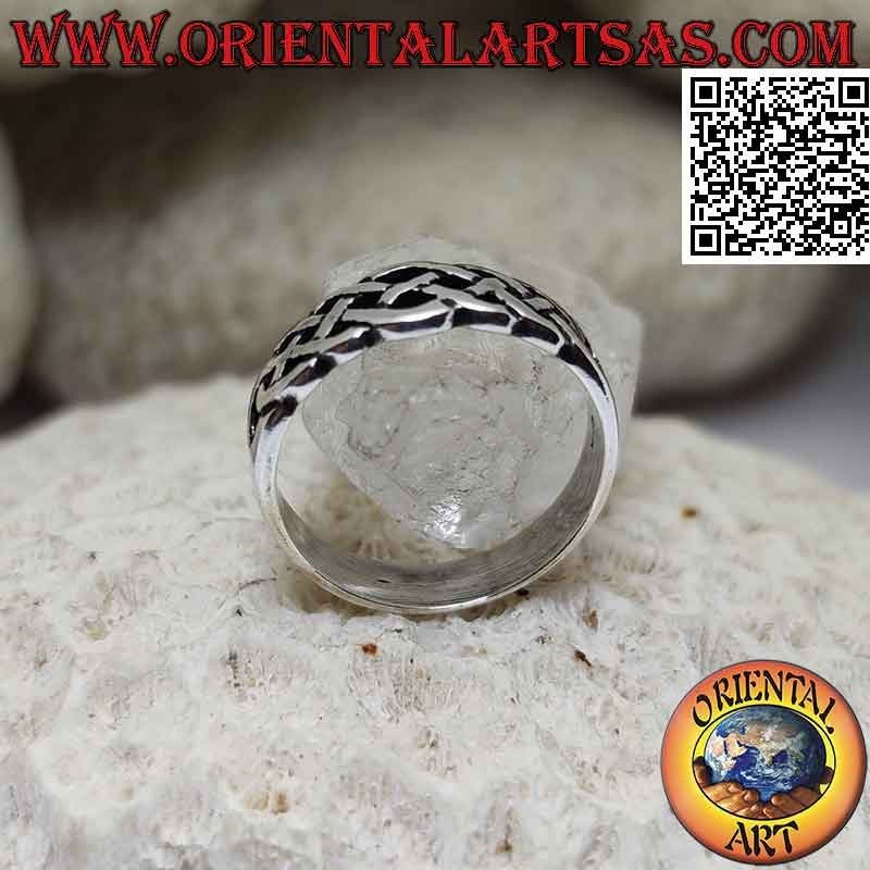 Anillo de plata lisa con nudo celta entretejido calado