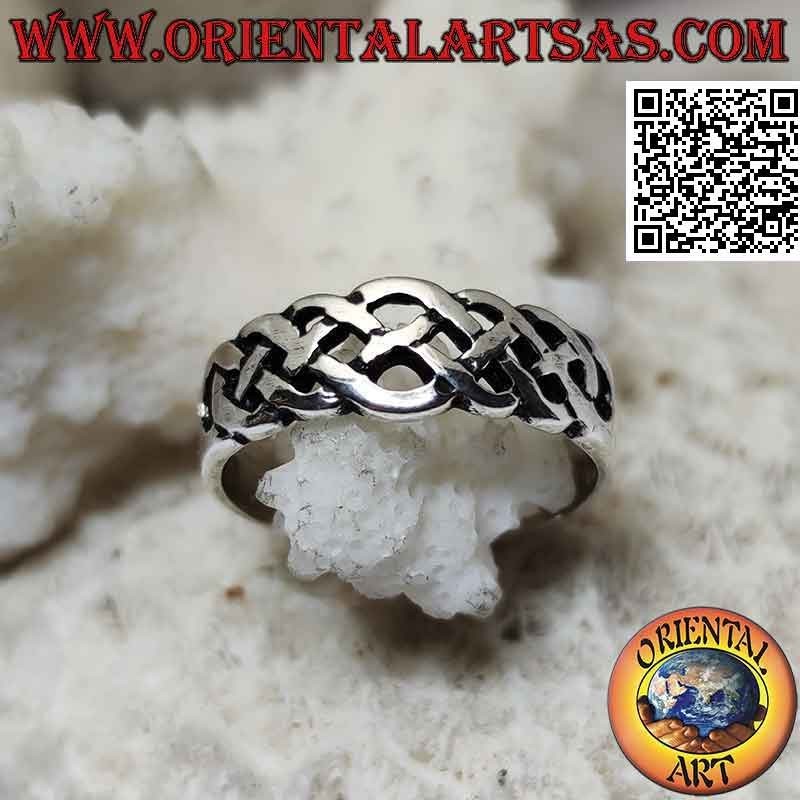 Glatter silberner Ring mit durchbrochenem keltischem Knoten