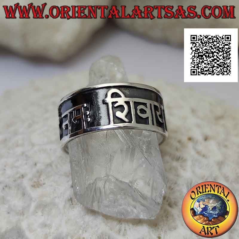 Anello in argento a fascia con Mantra Oṃ Maṇi Padme Hūṃ e simbolo Om finale in bassorilievo