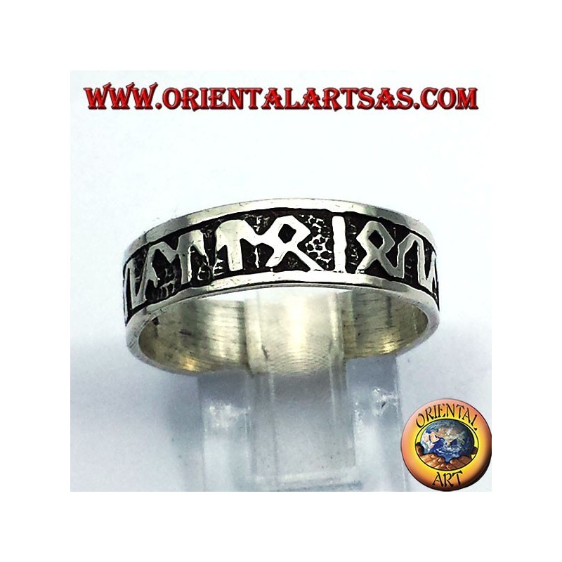 anillo de plata con runas celtas