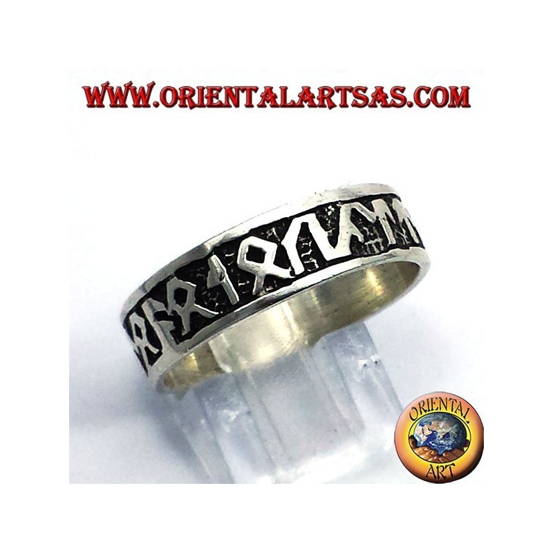 anillo de plata con runas celtas