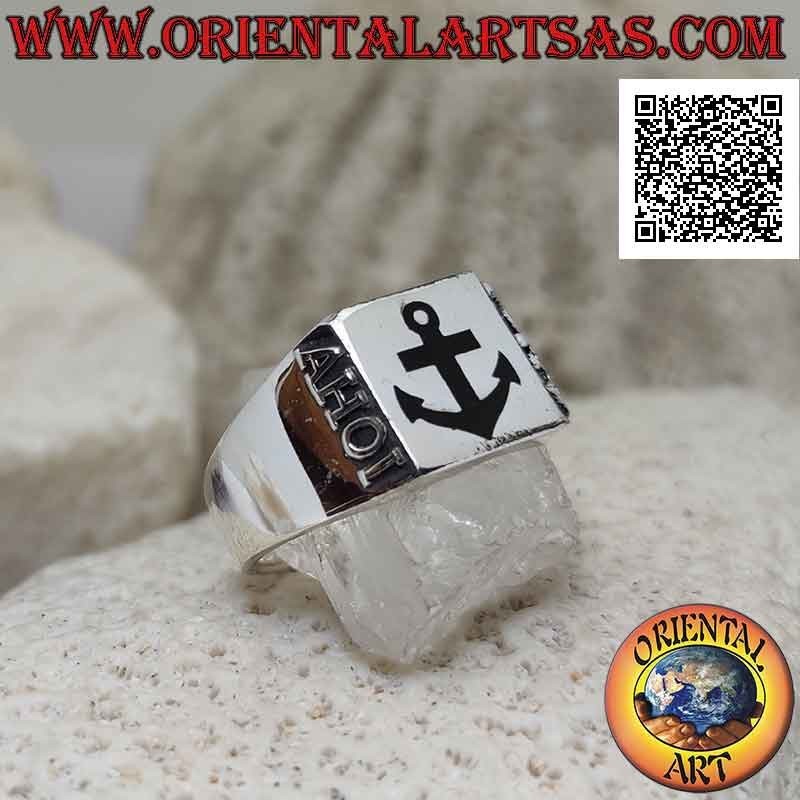 Anello in argento liscio con àncora in onice nel quadrato e esclamazione marinara "AHOI! in rilievo sui lati