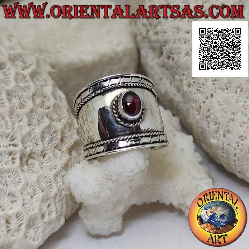 Anillo de plata de banda ancha con granate ovalado y entrelazado y rayas en los lados, Bali
