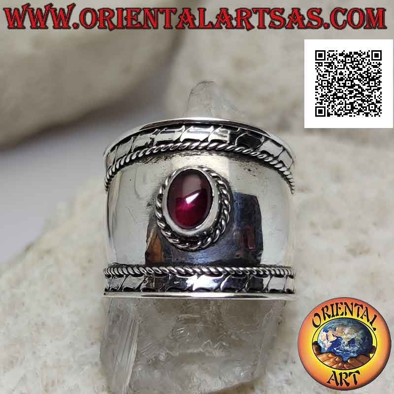 Anillo de plata de banda ancha con granate ovalado y entrelazado y rayas en los lados, Bali