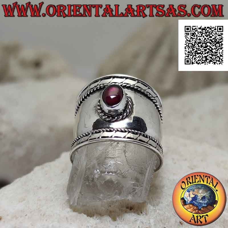 Breitband Silberring mit ovalem Granat und Verflechtung und Streifen an den Seiten, Bali