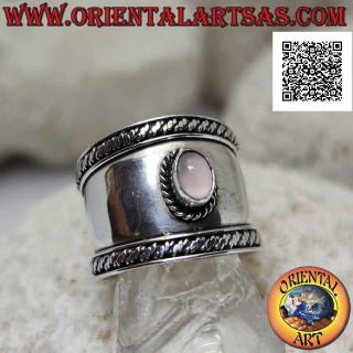 Anillo de plata de banda ancha con cuarzo rosa ovalado y entretejido en el contorno, Bali