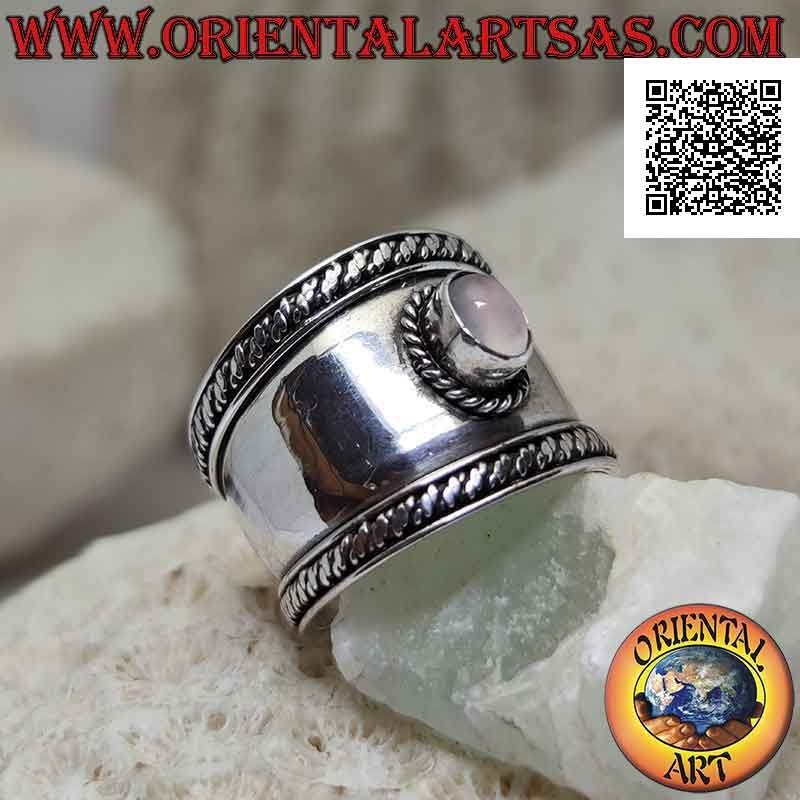 Anillo de plata de banda ancha con cuarzo rosa ovalado y entretejido en el contorno, Bali