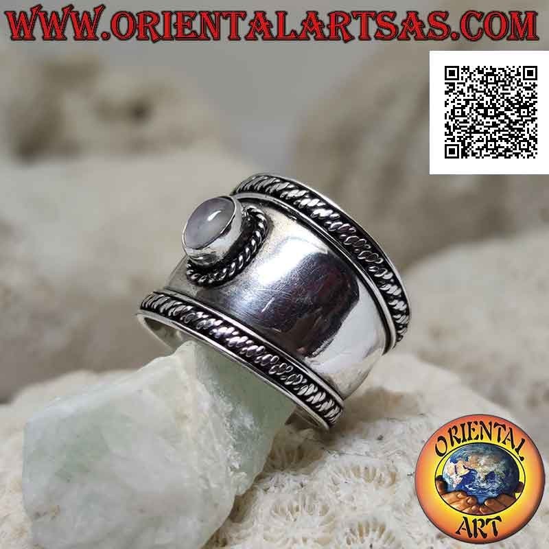 Anillo de plata de banda ancha con cuarzo rosa ovalado y entretejido en el contorno, Bali