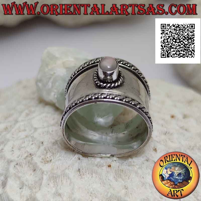 Bague large bande en argent avec quartz rose ovale et entrelacement dans le contour, Bali