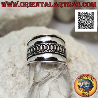 Anello in argento a fascia larga con decorazione a tre maglie lungo il centro, Bali