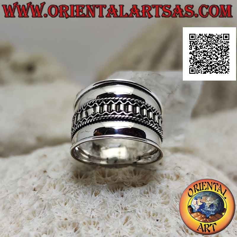 Anillo de plata de banda ancha con decoración de tres eslabones en el centro, Bali