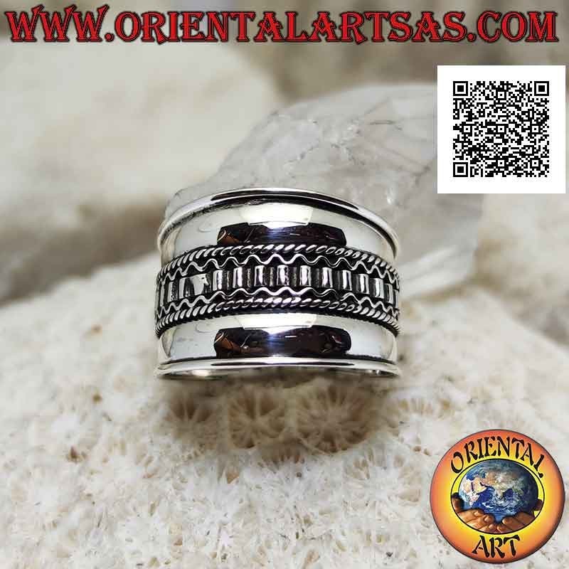 Anillo de plata de banda ancha con decoración de tres eslabones en el centro, Bali