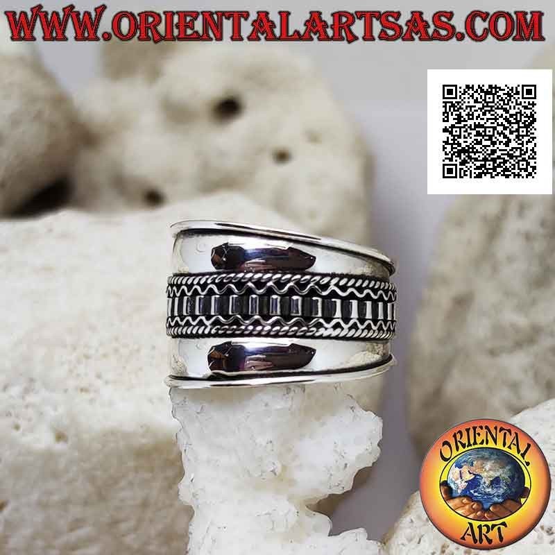 Anello in argento a fascia larga con decorazione a tre maglie lungo il centro, Bali