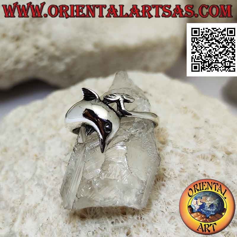 Anillo de plata, delfín envolvente con cola curva
