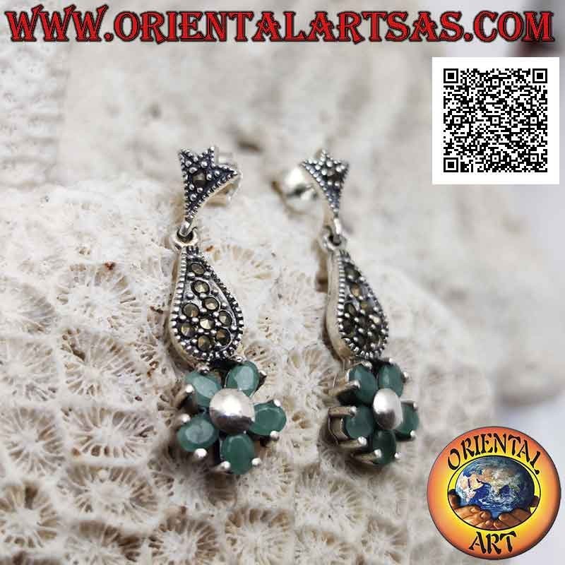 Orecchini in argento con 5 smeraldi naturali ovali incastonati a formare un fiore sotto una goccia di marcasite