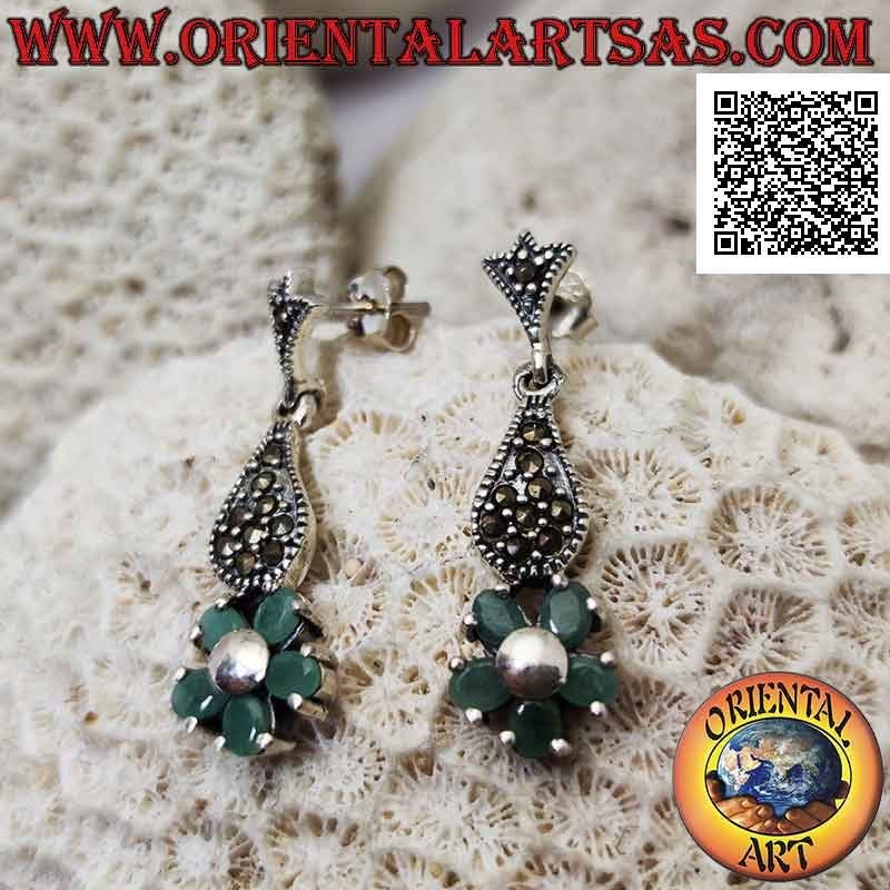 Pendientes de plata con 5 esmeraldas naturales ovaladas engastadas para formar una flor bajo una gota de marcasita
