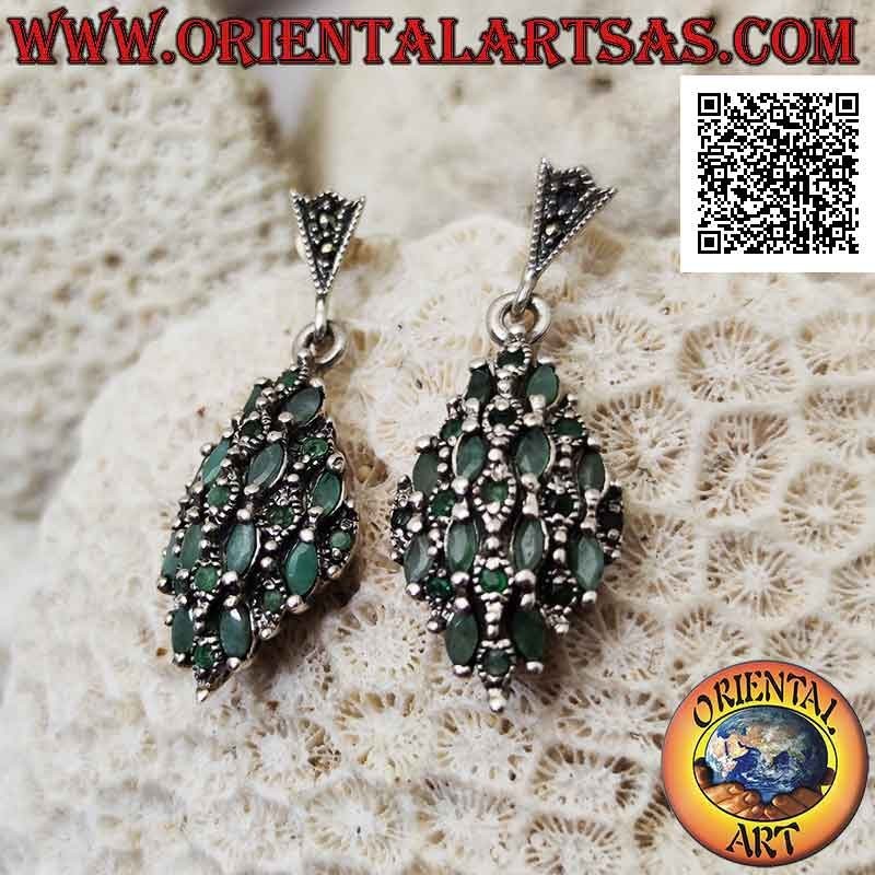 Boucles d'oreilles en argent serti de losanges d'émeraudes navettes naturelles alternant avec de la marcassite