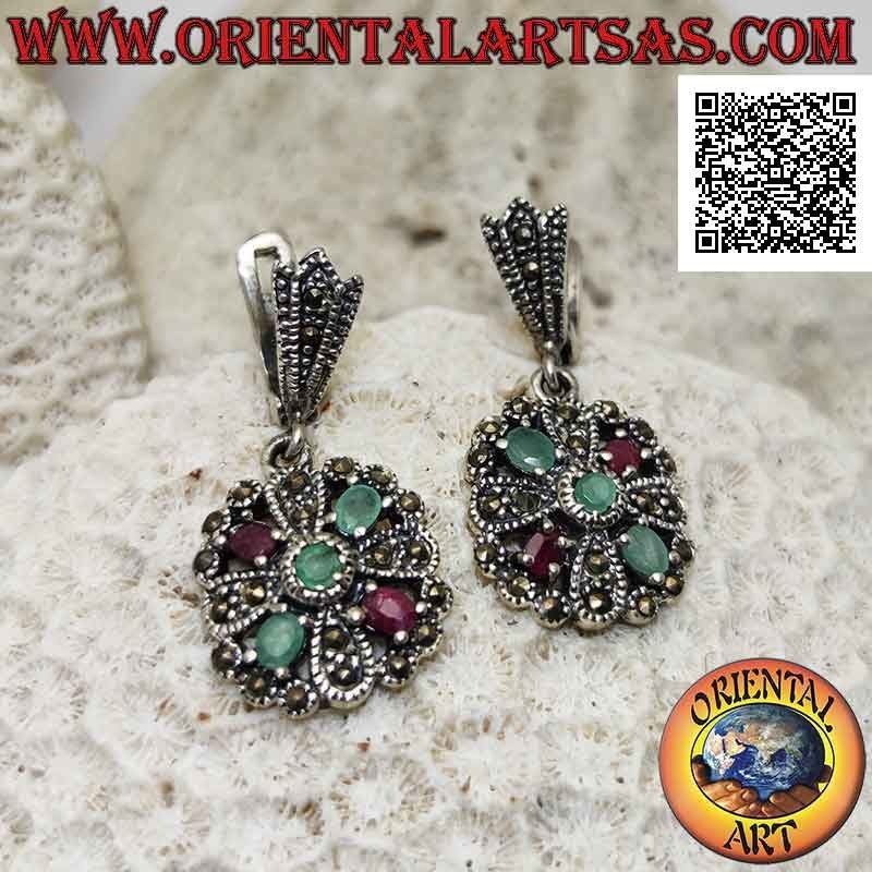 Boucles d'oreilles en argent avec double croix de rubis et émeraudes naturelles alternant avec de la marcassite