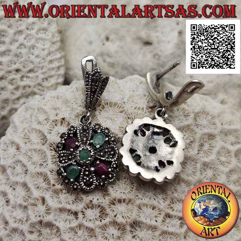 Silberohrringe mit doppeltem Rubinkreuz und natürlichen Smaragden im Wechsel mit Markasit und zentralem rundem Smaragd