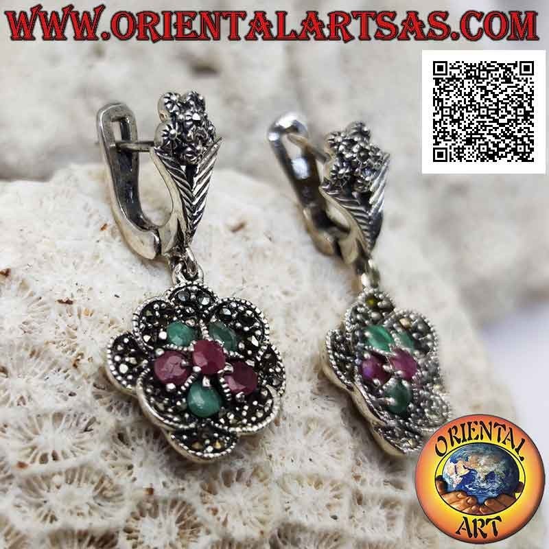 Pendientes colgantes de flores de plata con rubíes y esmeraldas alternados y pétalos de marcasita
