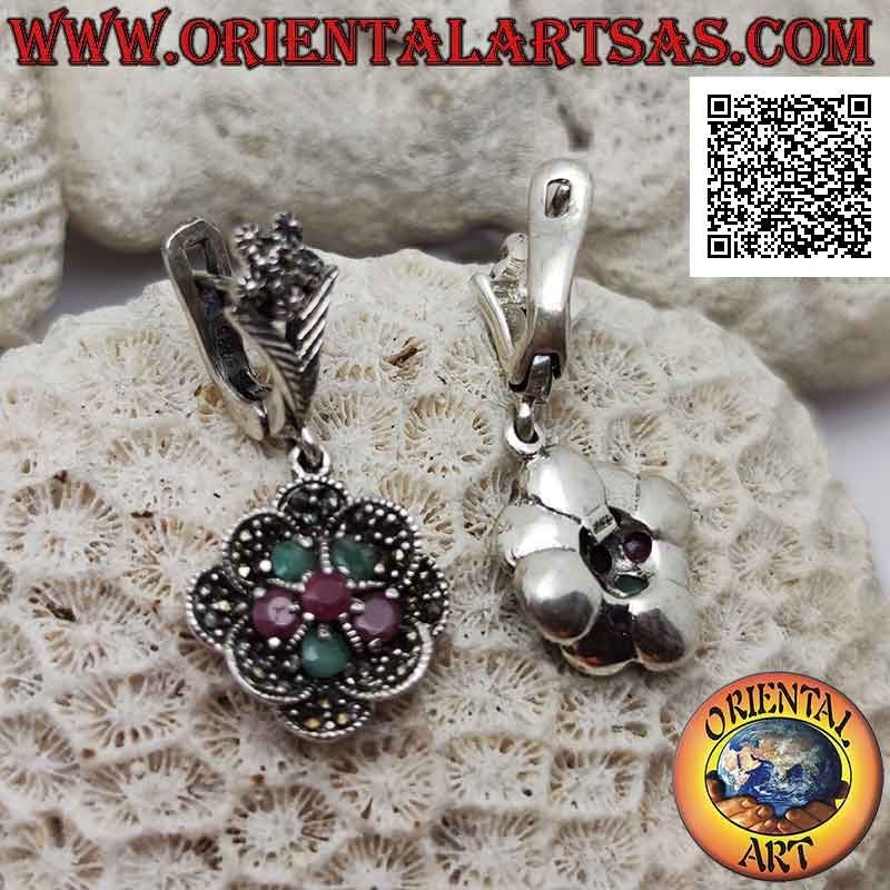 Boucles d'oreilles pendantes fleurs en argent avec alternance de rubis et d'émeraudes et de pétales de marcassite