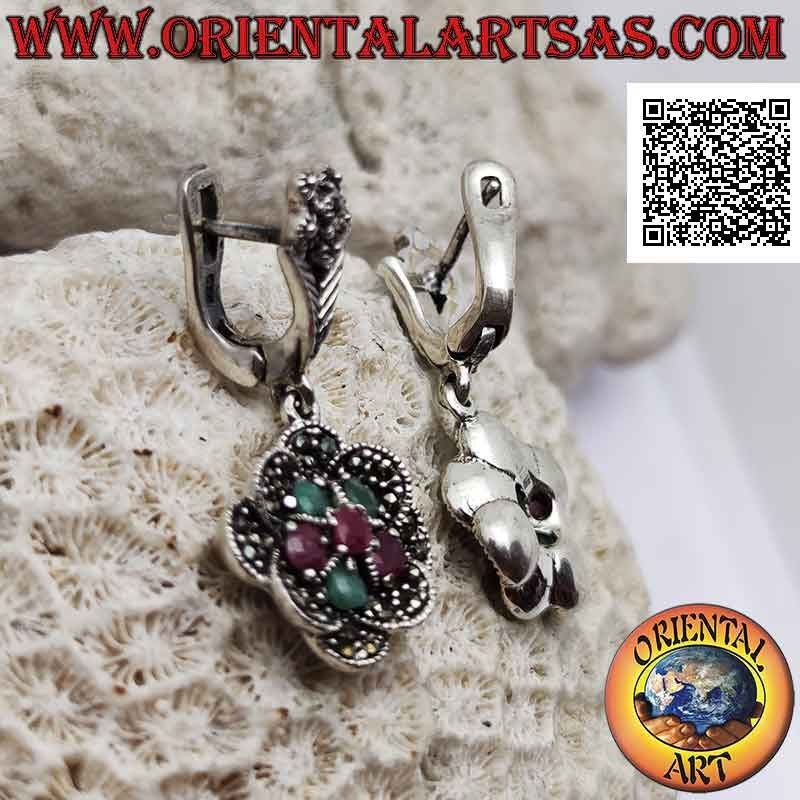 Boucles d'oreilles pendantes fleurs en argent avec alternance de rubis et d'émeraudes et de pétales de marcassite