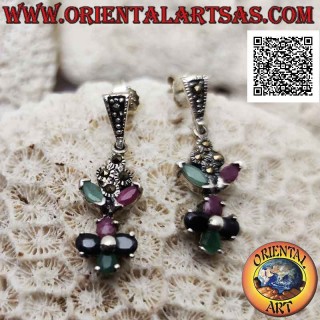 Orecchini in argento pendenti con composizione di smeraldi, rubini e zaffiri naturali incastonati e marcassite