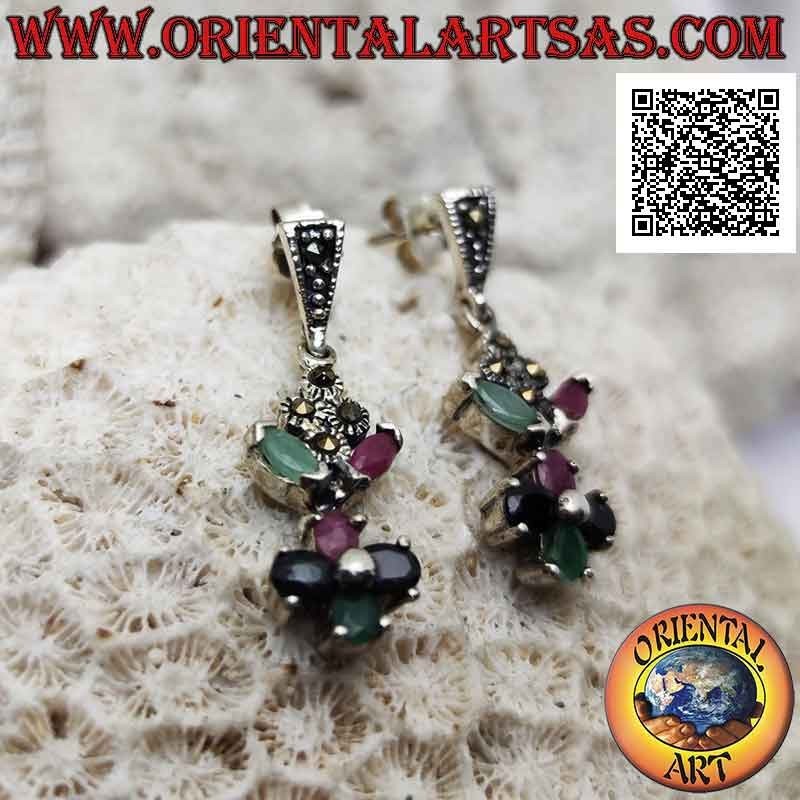 Pendientes colgantes de plata con una composición de esmeraldas, rubíes y zafiros naturales engastados y marcasita