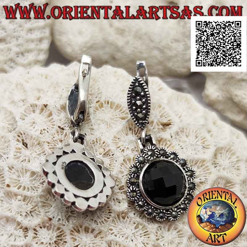 Orecchini in argento con onice tonda sfaccettata sporgente e cornice tondeggiante tempestata di marcassite