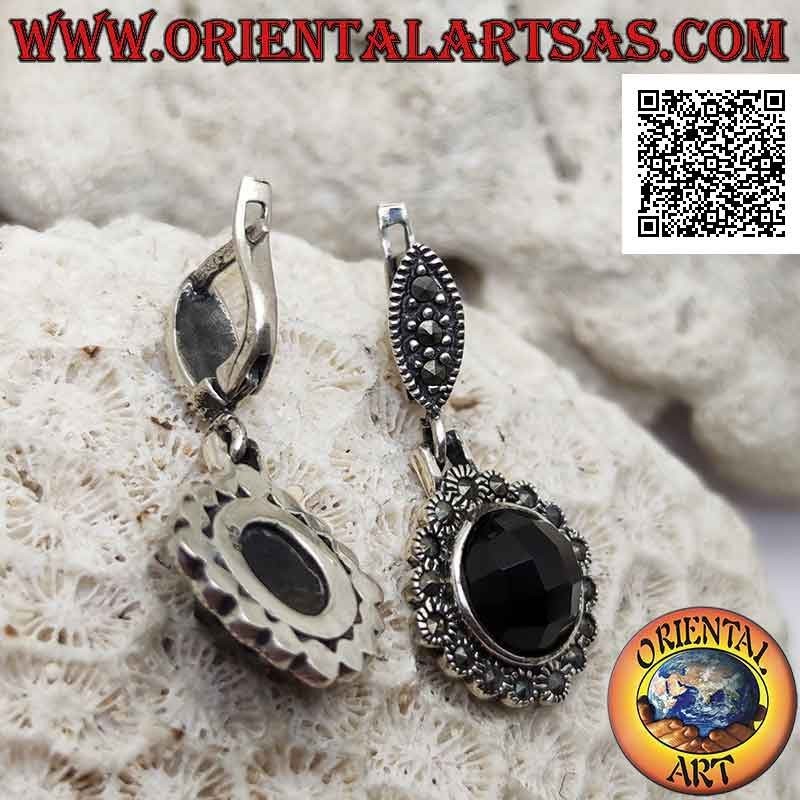 Boucles d'oreilles en argent avec onyx rond facetté en saillie et monture arrondie parsemée de marcassite
