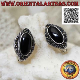 Orecchini in argento con onice ovale contornata da doppio ellisse intrecciato tempestato di marcassite