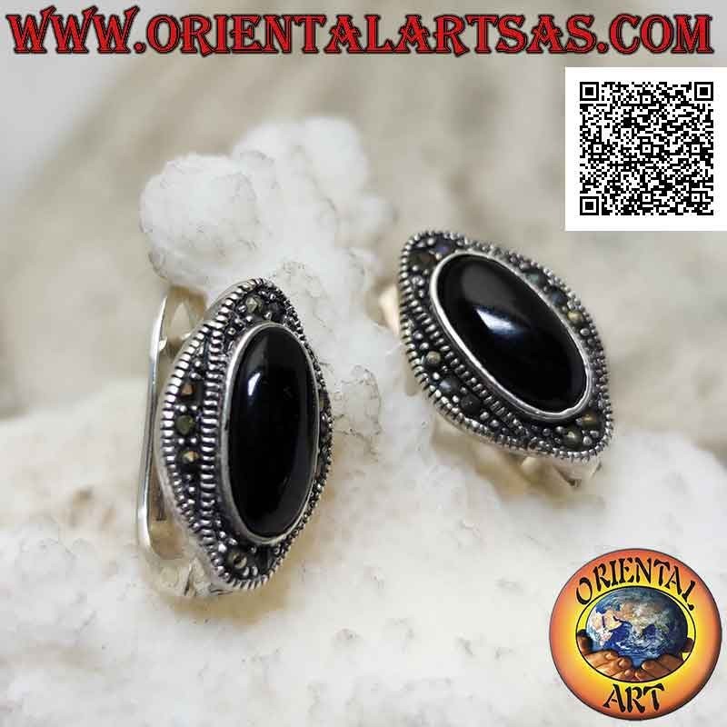 Pendientes de plata con ónix ovalado rodeado por una elipse doble entrelazada tachonada de marcasita