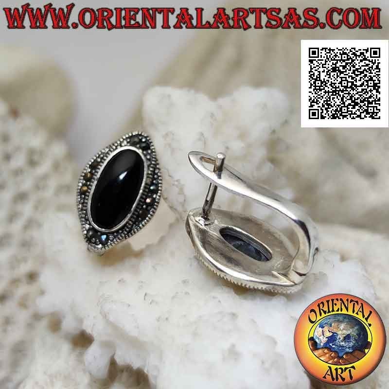Orecchini in argento con onice ovale contornata da doppio ellisse intrecciato tempestato di marcassite
