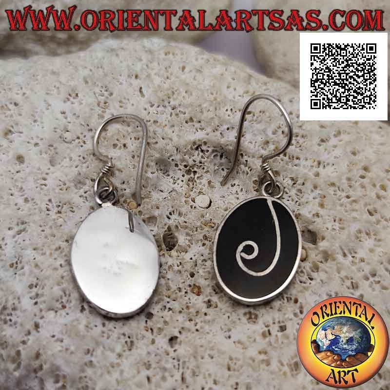 Orecchini in argento con onice ovale a filo bordo e linea sinuosa in argento
