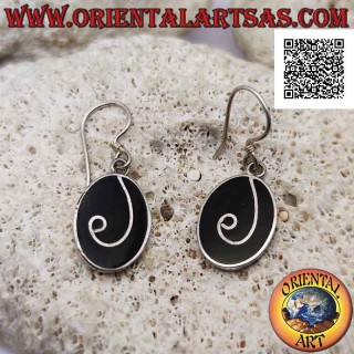 Boucles d'oreilles en argent avec onyx ovale au ras du bord et ligne sinueuse en argent