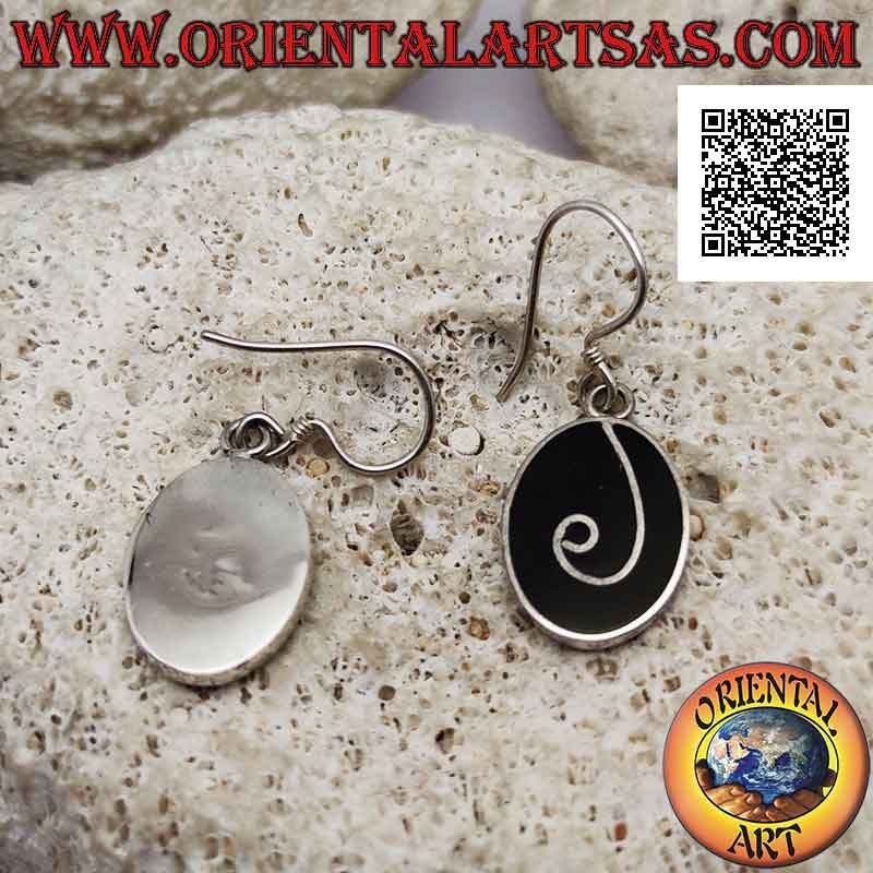 Silver earrings with oval onyx flush with the edge and sinuous line in silver