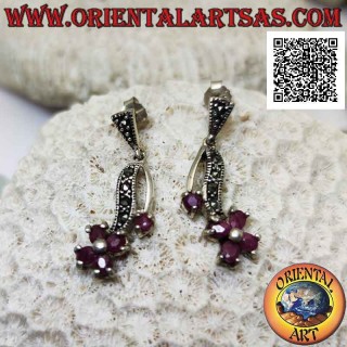 Orecchini in argento ad archetto in marcassite e fiore pendente a quattro petali di rubini naturali