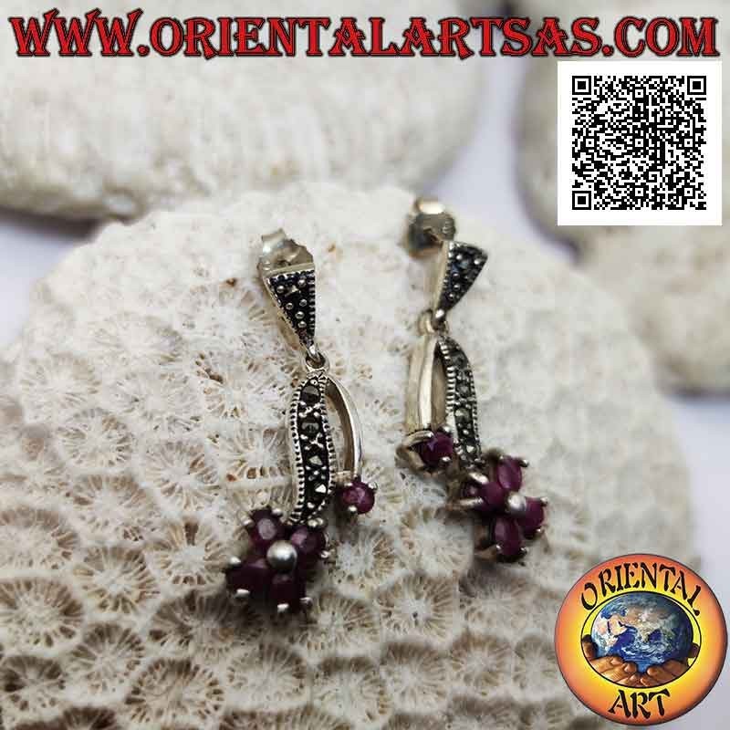 Boucles d'oreilles en argent avec arc en marcassite et pendentif fleur à quatre pétales de rubis naturels