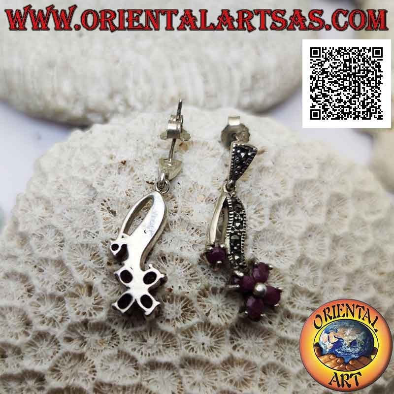 Boucles d'oreilles en argent avec arc en marcassite et pendentif fleur à quatre pétales de rubis naturels